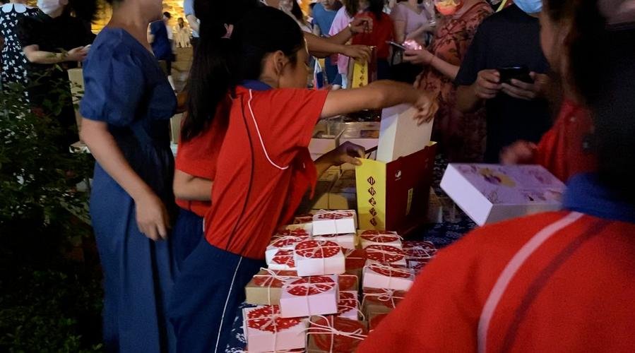 浙江衢州小学生卖自制月饼筹款助学，你赞成小学生这么做吗？