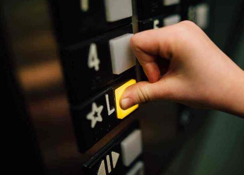 当你被困到电梯的时候，第一时间应该怎么做？