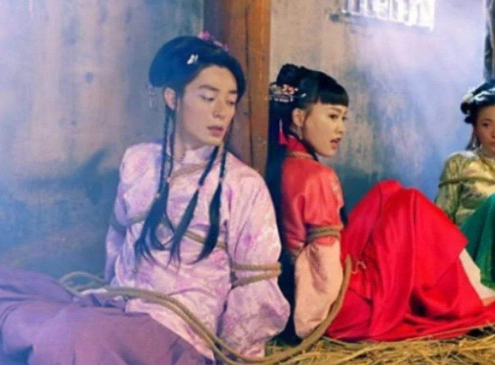 五花大绑后面手怎么绑图片