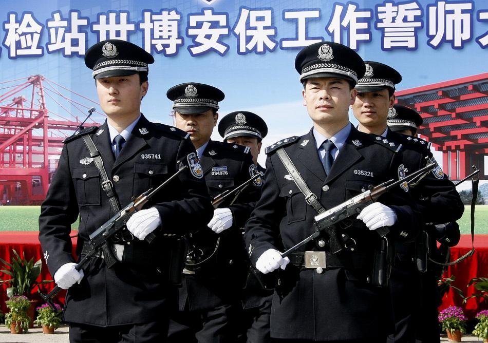 保定一辅警执勤中为保护战友被撞牺牲,这样的人英雄是否值得我们永远铭记?