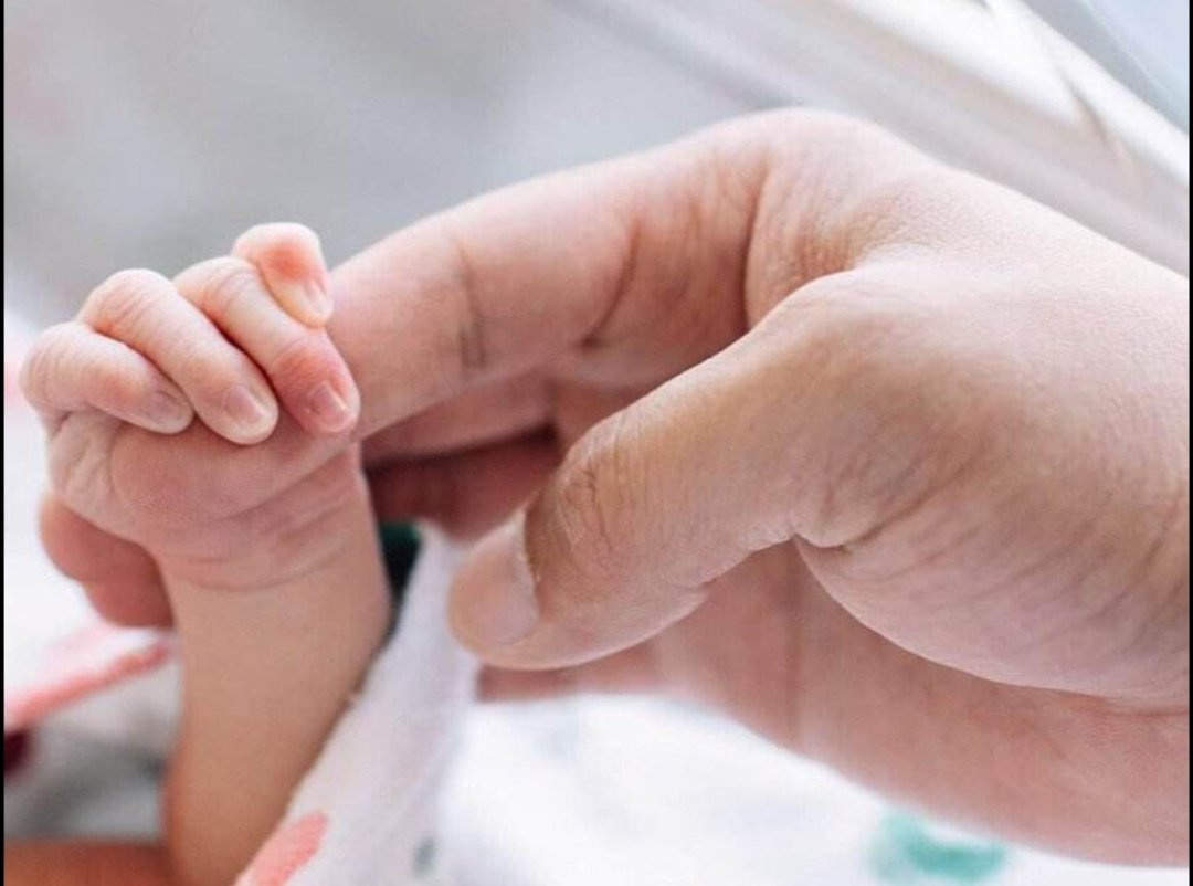 贵州贵阳妈妈看女儿剖腹产哭成泪人，两代母亲让你有什么思考？