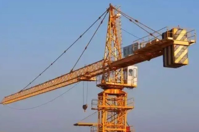 山东临沂：一塔吊司机用吊车上的挂钩取外卖，这么做存在哪些安全隐患呢？