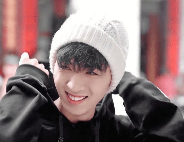 秦霄贤多次唱声声慢遭侵权控诉，他该如何处理此事？