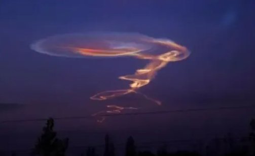 山西忻州天空巨型玫瑰云:漂浮了一个多小时,是地震的前兆吗?