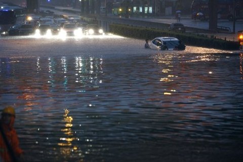 北京突发暴雨多车被淹,公交车进水,暴雨天市民该注意哪些安全问题?