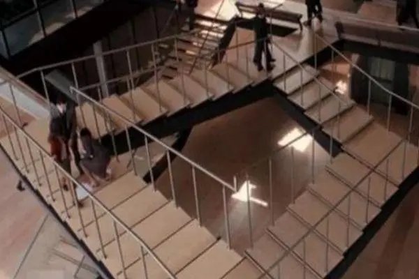 “鬼打墙”的彭罗斯阶梯是什么呢？在三维世界中，无限循环的阶梯能存在吗？