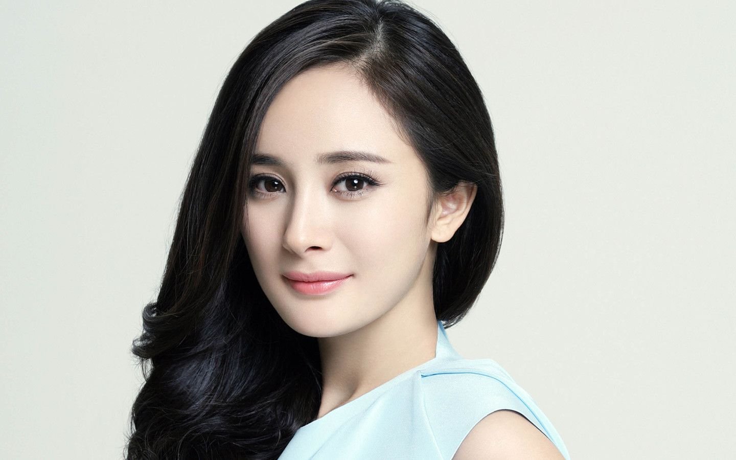迪丽热巴被骂白眼狼,她是踩在杨幂的肩上而走红的吗?