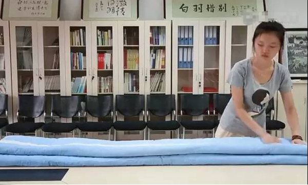 谁知道部队里被子背在身上叫什么 怎么把它用绳子绑起来