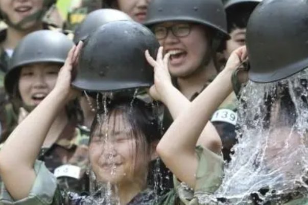 冷水浇头的意思