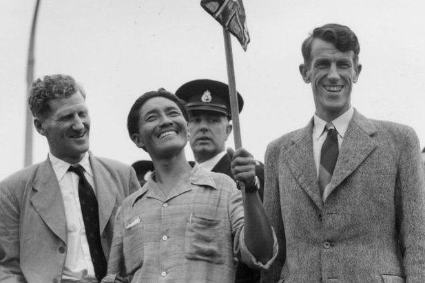 第一个登上珠峰的是谁？