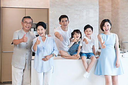 人到老年只有一个儿子，我们该和他一起生活吗？