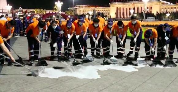 300多名环卫工连夜清理广场红毯积水，你有被这一幕触动到吗？