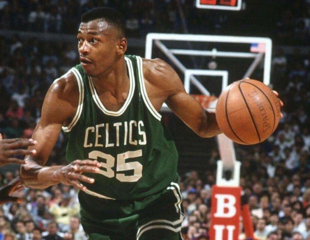 年仅27岁的雷吉.刘易斯，为何会猝死？