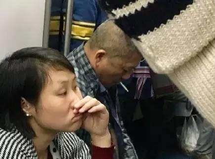 老太爬上地铁车厢行李架上蹭坐，现场到底发生了什么？