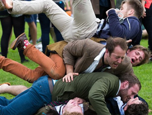 叠罗汉的意思是什么