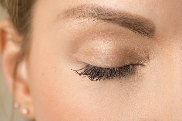 浙江一小孩眼中抓出六条活虫，虫子在眼睛里停留时间太长会有何后果？