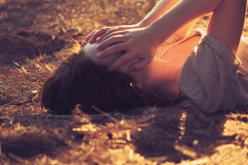 在一段爱情里卑微到尘土里，是不是应该考虑放弃？