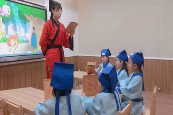 古诗“天下三分明月夜”的下一句是什么?a.二分无赖是扬州b.斜阳却照深深院c.