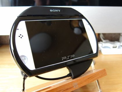 请问PSPGO和PSP的游戏可以通用吗？PSPGO能玩PSP3000的所有游戏吗？PSPGO有摄像头，WIFI吗？