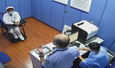 在上海地铁，一男子酒后随地小便，并持棍追逐劝阻乘客，此男子行为合法吗？