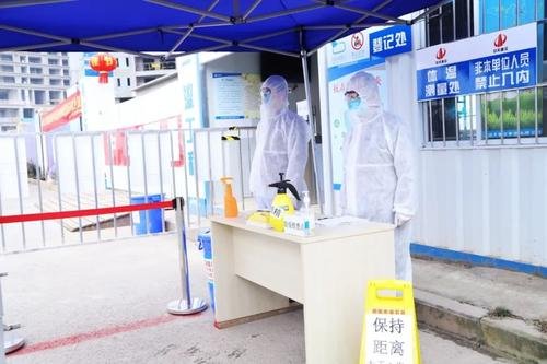 男子出言不逊骂防疫人员“你侵犯我隐私”，此事究竟是谁的错？