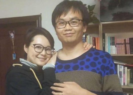 48岁袁立素颜前往医院，她老公是谁？