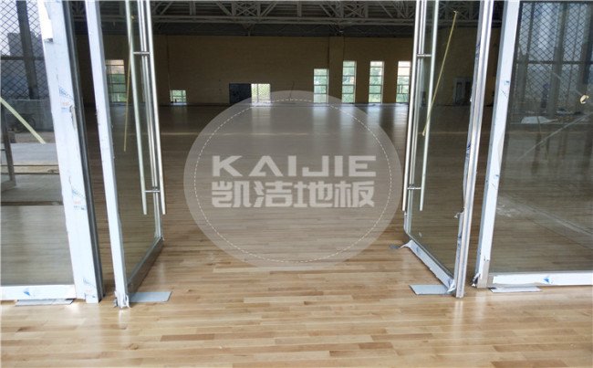 潮湿的季节里体育馆木地板的维护保养要注意哪些方面，怎么做好防潮的工作？