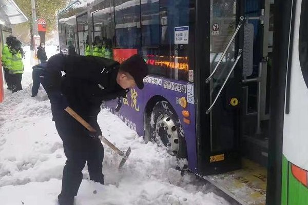 沈阳轻轨雪地趴窝，乘客协力推车，目前该列车恢复运行了吗？