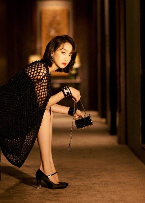 杨幂在宋茜的头上比了个兔子耳朵，这张照片中的她们有多可爱？