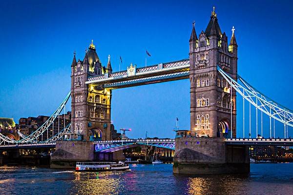 英国在每年的5月24日，群众们都会做什么？