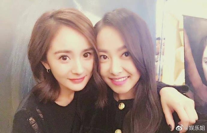 杨幂在宋茜的头上比了个兔子耳朵，这张照片中的她们有多可爱？
