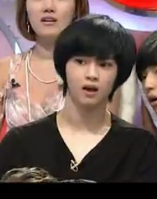 韩国节目StarKing100821这期一个蘑菇头，黑发的男孩，穿黑衣服，是谁呢