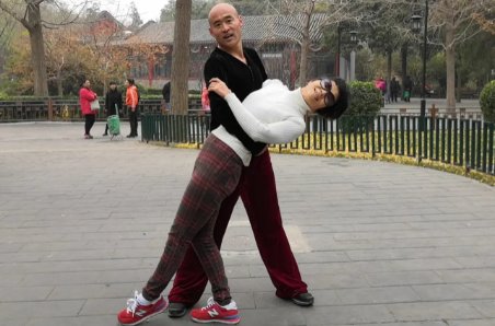 看到妻子和别人跳广场舞，你是什么样的心情？