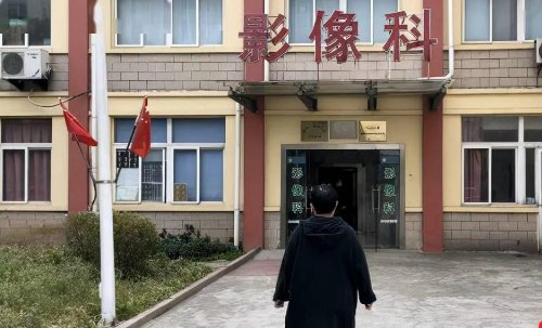 常州一医生要求女患者脱光称不脱看不清楚，拍X光片需要脱衣吗？