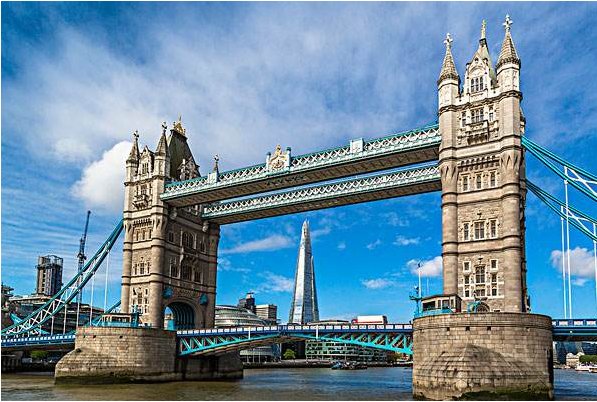 英国在每年的5月24日，群众们都会做什么？