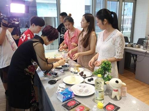 浙江衢州小学生卖自制月饼筹款助学，你赞成小学生这么做吗？