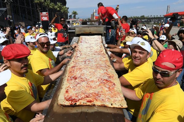 世界上最长的比萨饼总长度约为多少