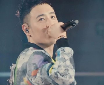 潘伟伯的和唱歌词<为什么眼神有话要说是不是你想要认识我偷偷的看着我>是什么歌