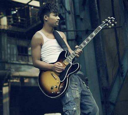 歌词战斗是什么的倔强 迎风飘扬很嗨的一首歌 男生唱的