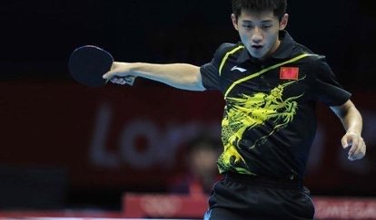 张继科曾两次掉井盖，致使他掉井盖的原因是什么？