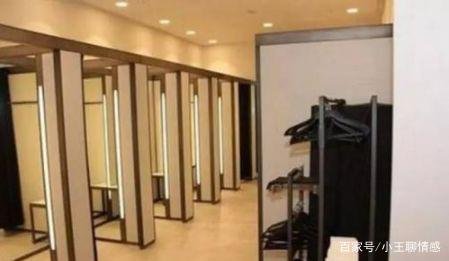 试衣间里女子帘子被男子掀开，怒找媒体曝光：脱得就剩个内衣裤，你怎么看？