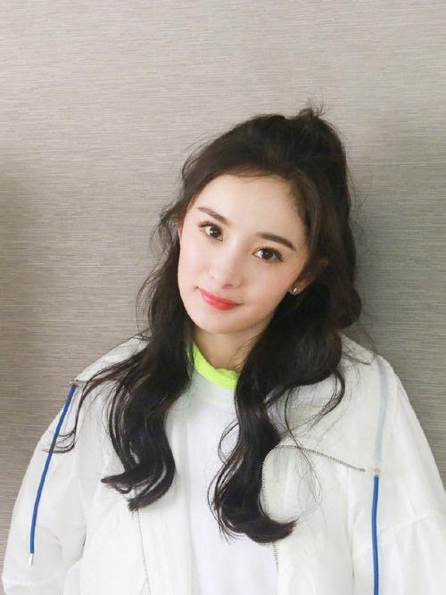 杨幂在宋茜的头上比了个兔子耳朵，这张照片中的她们有多可爱？