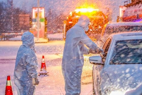 男子出言不逊骂防疫人员“你侵犯我隐私”，此事究竟是谁的错？