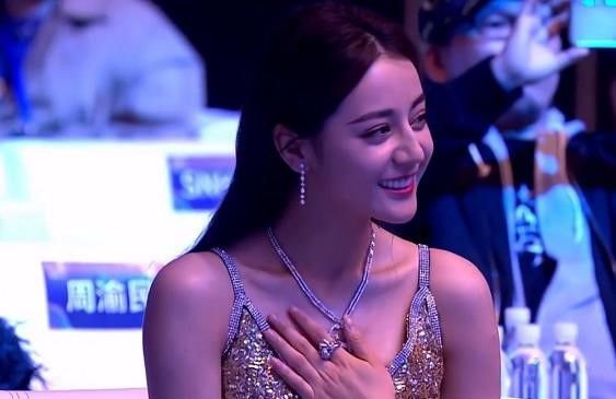 明星经常穿一些容易走光的衣服，她们是如何防止走光的？
