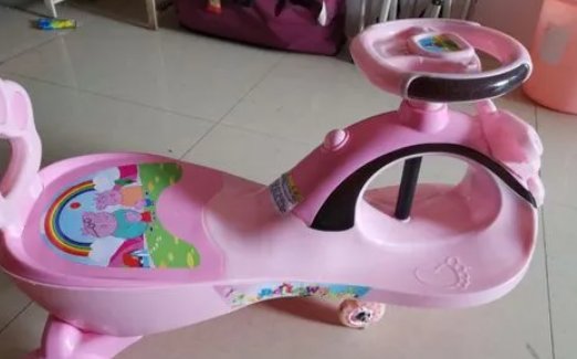 广西一女子骨折开儿童扭扭车上班,是如何做到操作如此顺畅的?