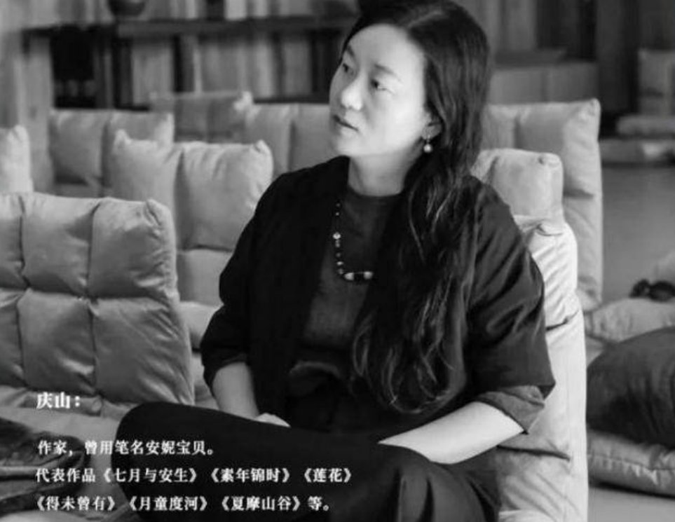 白茶清欢无别事，我在等风也等你什么意思？