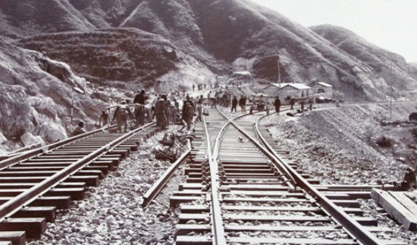 跪求！！！！！：关于京张铁路与詹天佑的资料100字左右