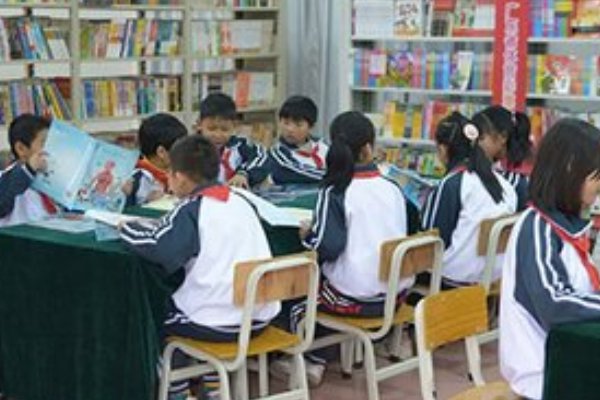 郑州艾瑞德国际小学的学费是多少？