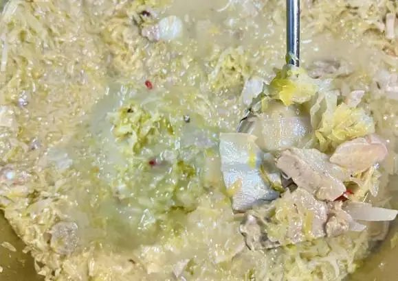 大连高校用5吨猪肉给学生做杀猪菜，此高校为何这么做？