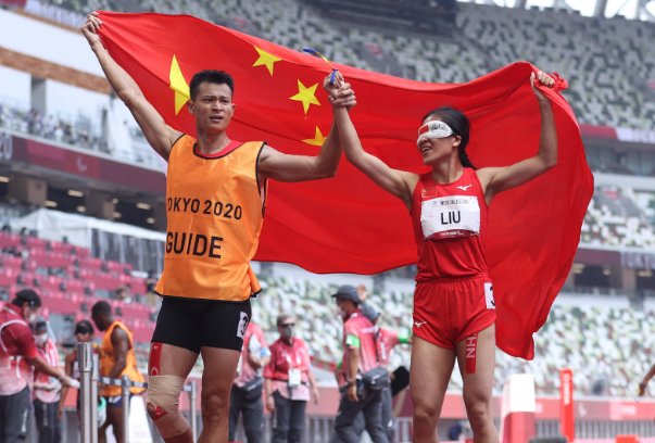 陪跑员雨中跪地求婚女友，全场欢呼鼓掌，女方有何反应？
